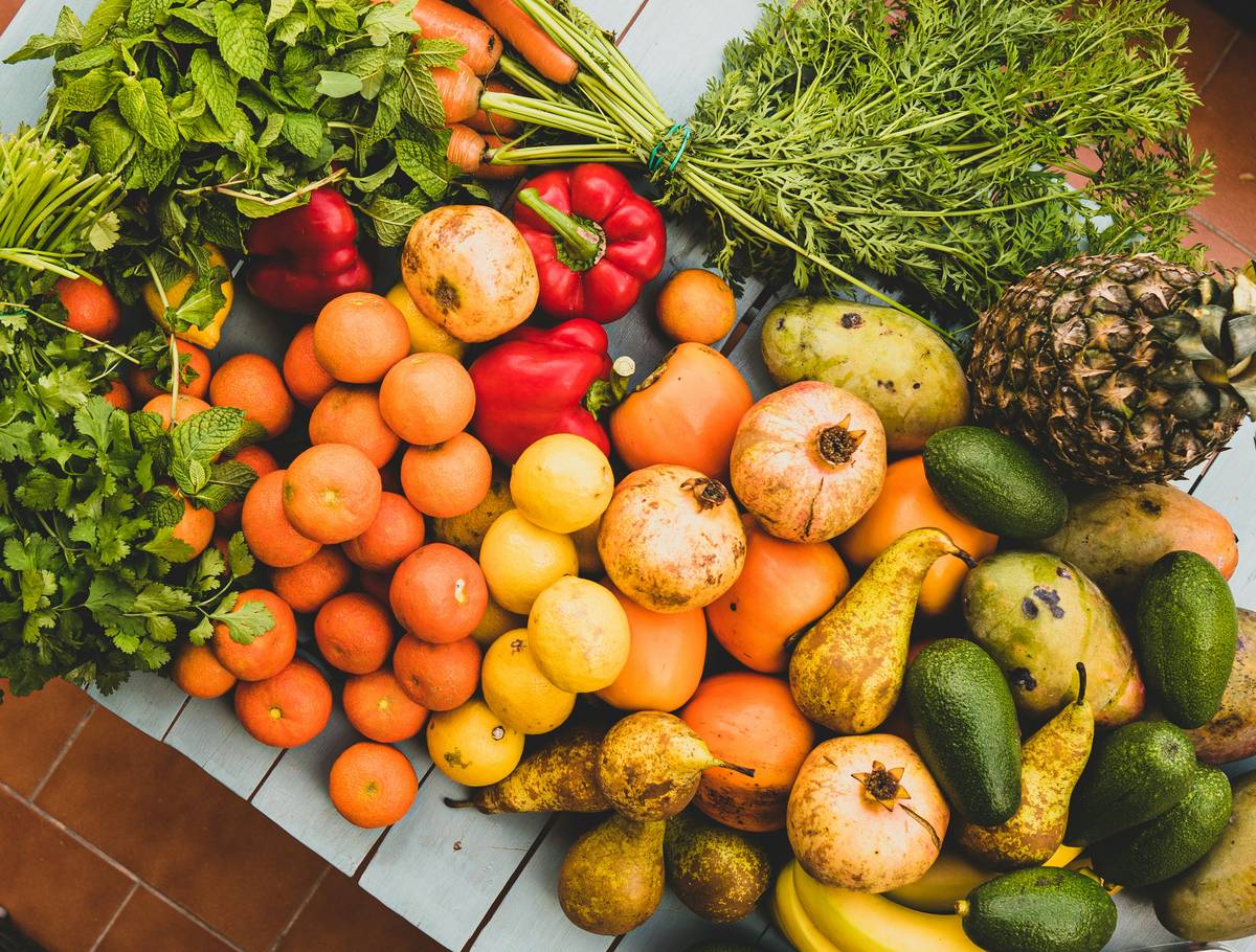 Infographic showing how pro-inflammatory foods like processed sugar and alcohol increase gut permeability vs. anti-inflammatory foods like wild salmon and cooked squash reduce inflammation.