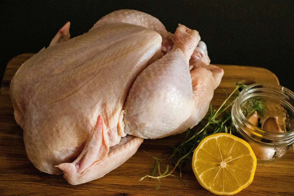 bland diet to heal gut meal plan example with white rice, steamed carrots, and boiled chicken